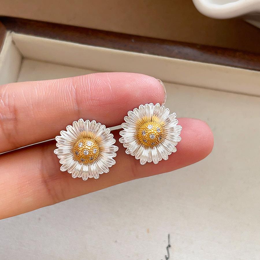 18k Gold Plated Zircon Flower Stud Earrings - Vacation Style, Personalized High-End Jewelry