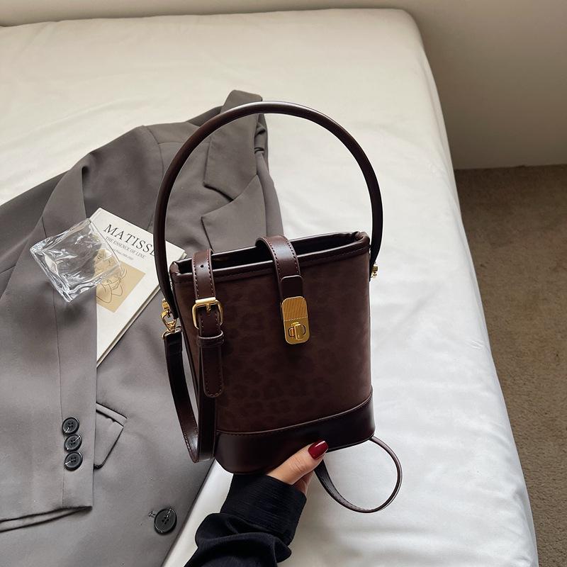 

2025 осень новая модная повседневная нишевая сумка-тоут большой вместимости на плечо через плечо для поездок на работу, сумка-ведро