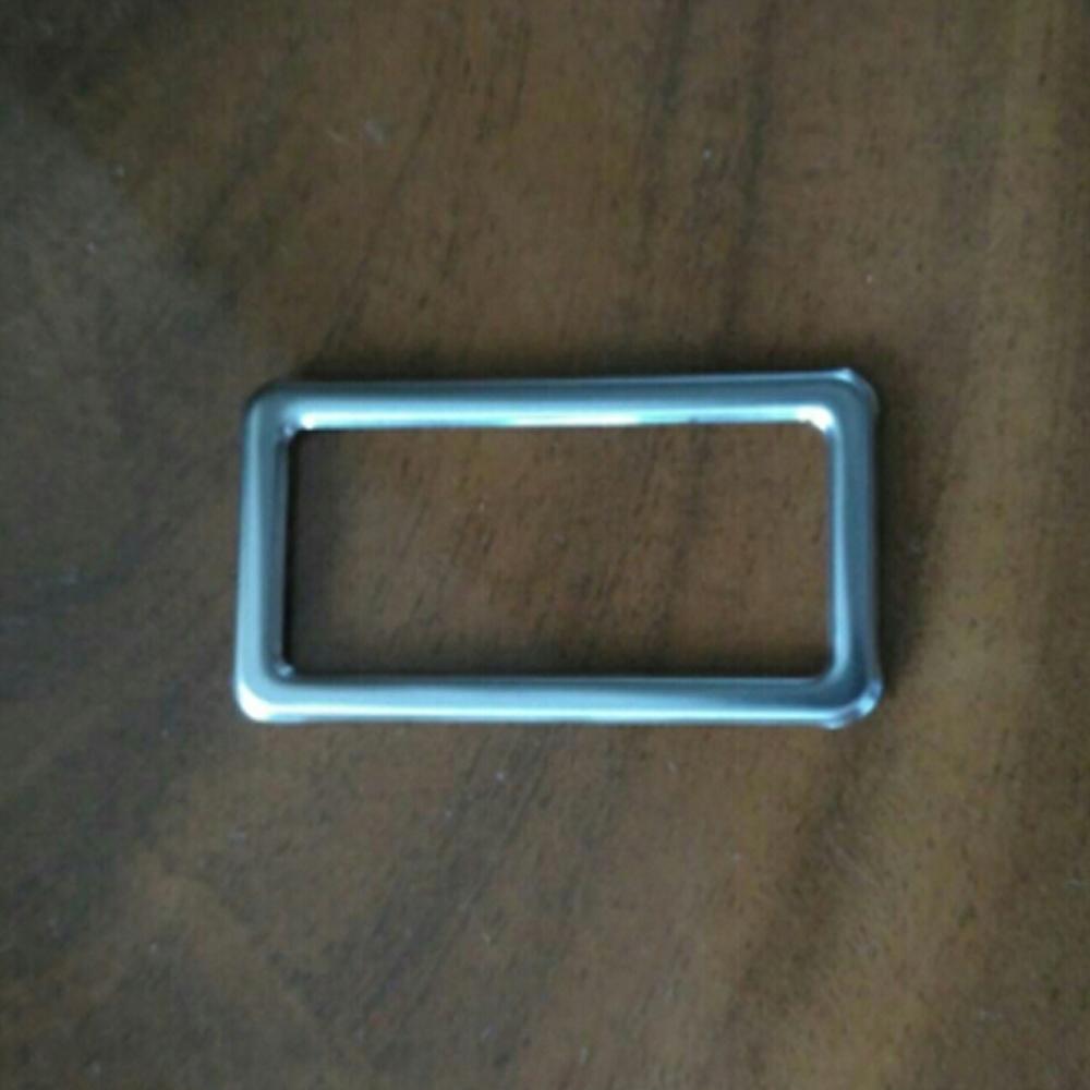 Der Schalterknopf des Kofferraums ist mit einem hellen Rahmen für das Auto Volkswagen T-ROC T ROC 2018 verziert