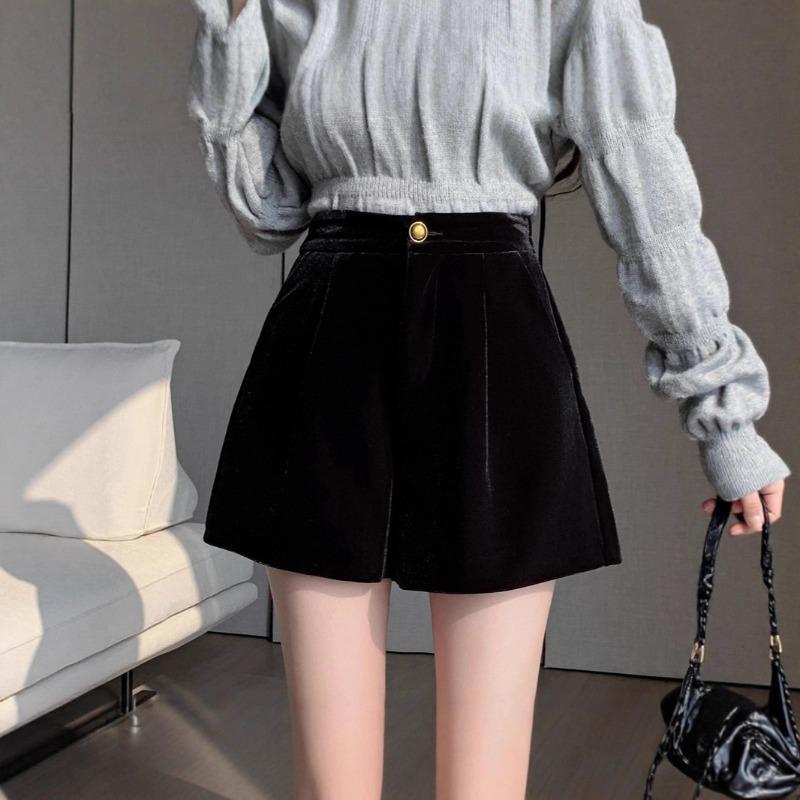 Black gold velvet shorts women's autumn and winter velvet small man wearing high waist and thin loose wide leg a word bottoming boots