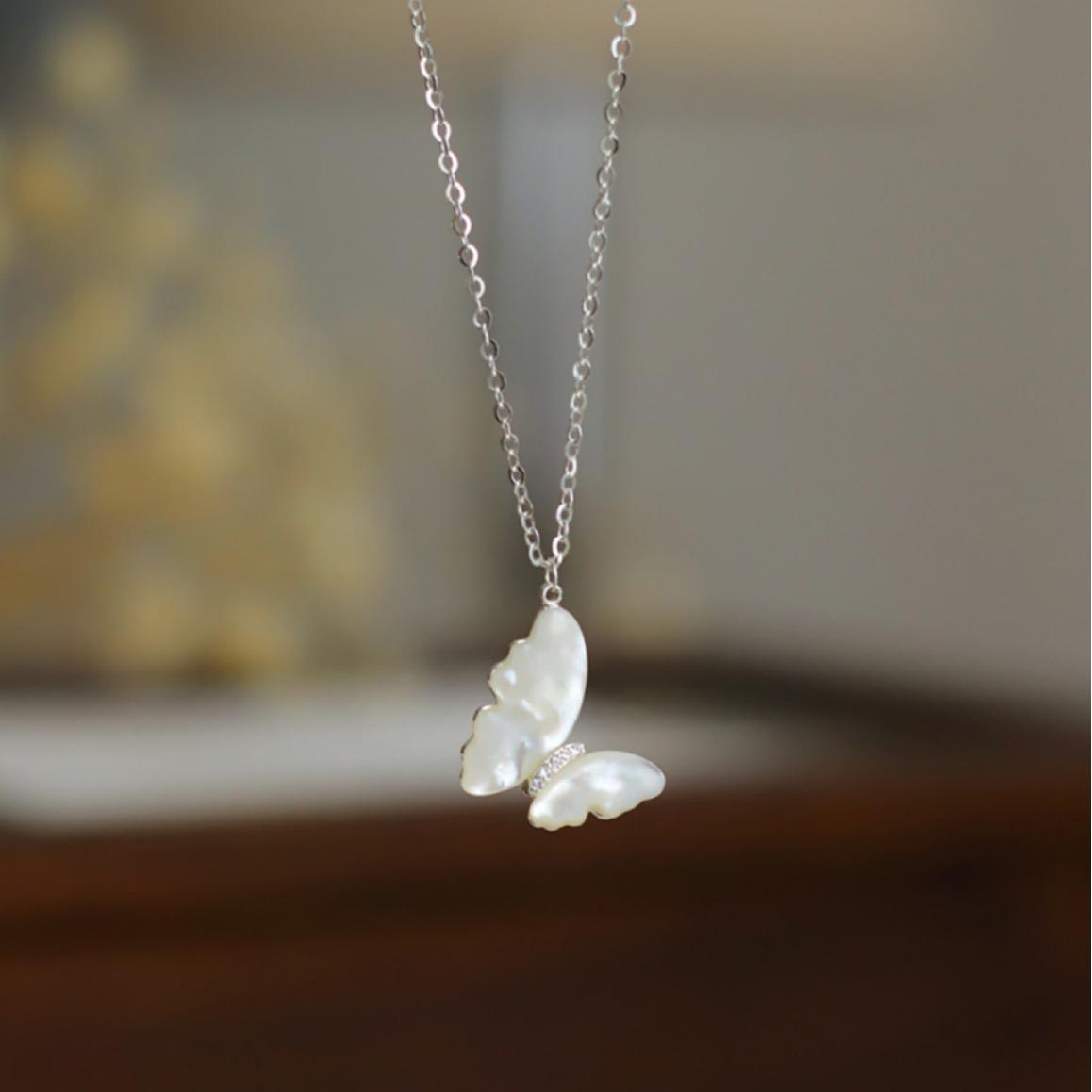 Mother-of-Pearl Butterfly Necklace - Elegant, Exquisite, and Versatile Clavicle Chain with a Compact, Minimalist Design