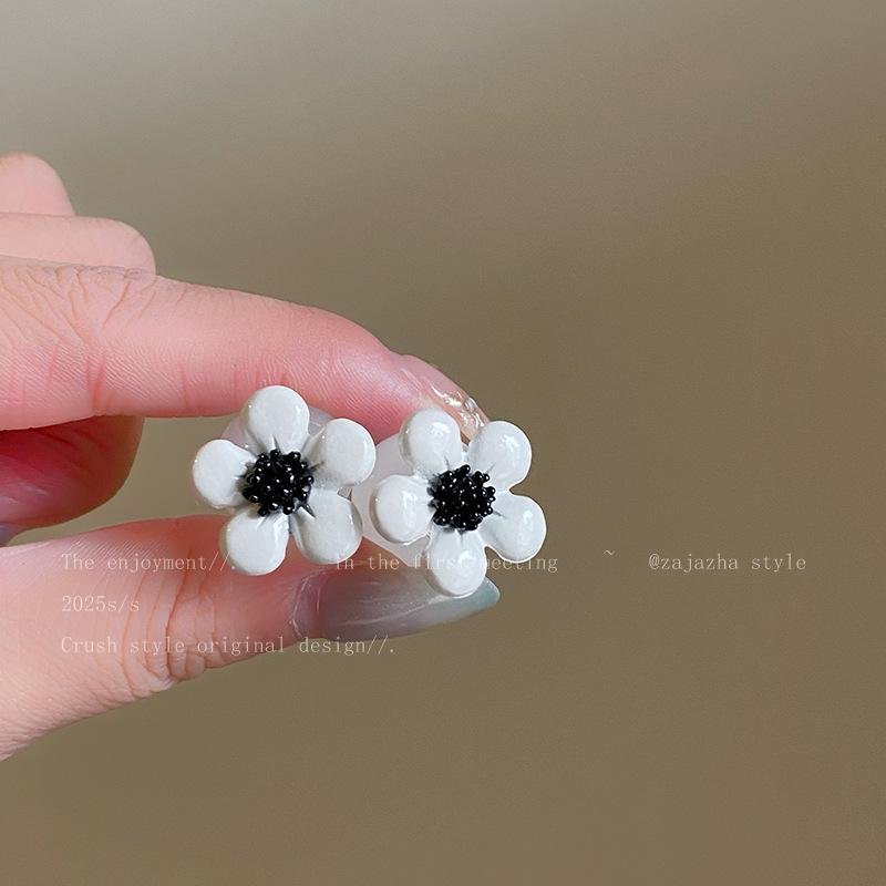 Silver needle color spray paint flower stud earrings simple, small and versatile high-end earrings fashionable small fresh and sweet earrings