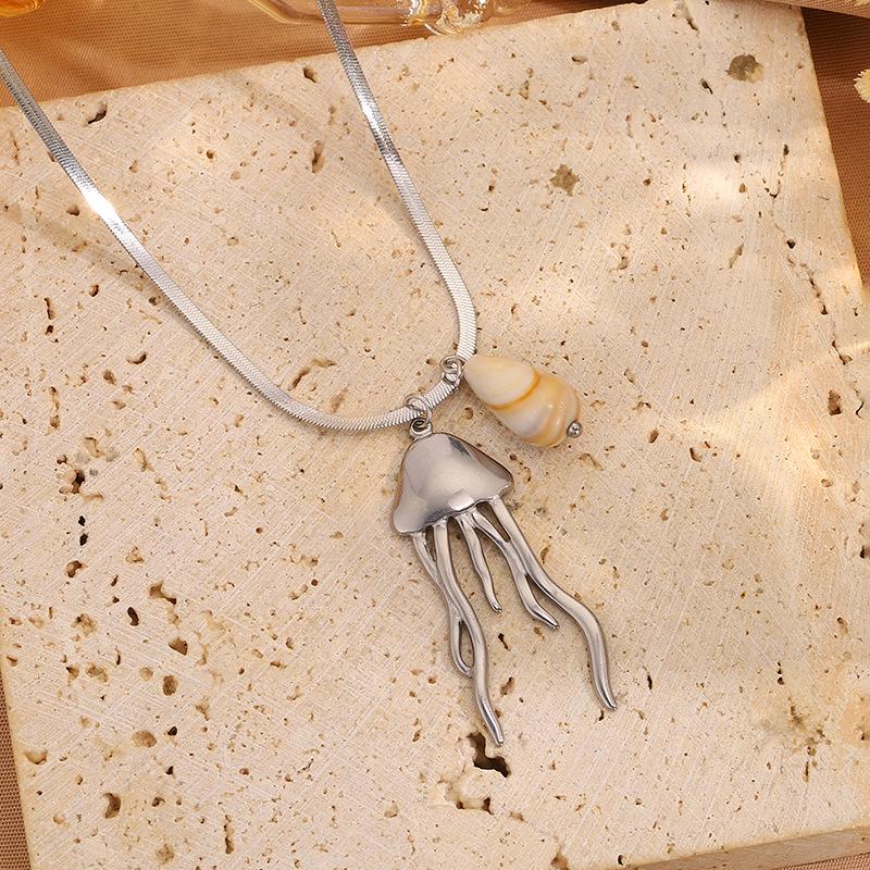 Stylish Jellyfish Pendant Titanium Necklace – Light Luxury Ocean-Inspired Clavicle Chain