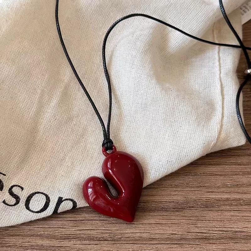 New Goth Irregular Heart Pendant Choker Necklace for Women Elegant Adjustable Black Leather Rope Necklace Jewelry Gifts