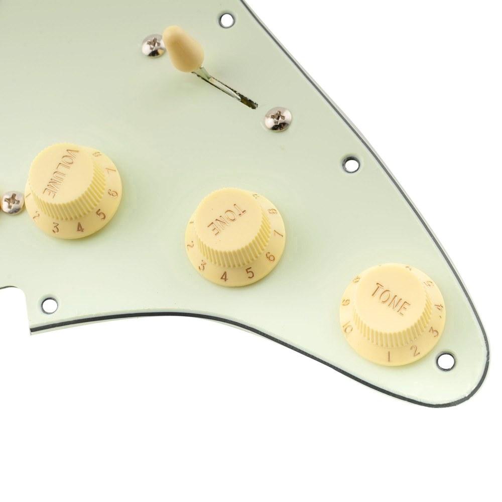 Musiclily Pro SSS Pre-Wired Pickguard for Stratocaster Artec Staggered Alnico 5 Single Coil 3-Ply Mint Green