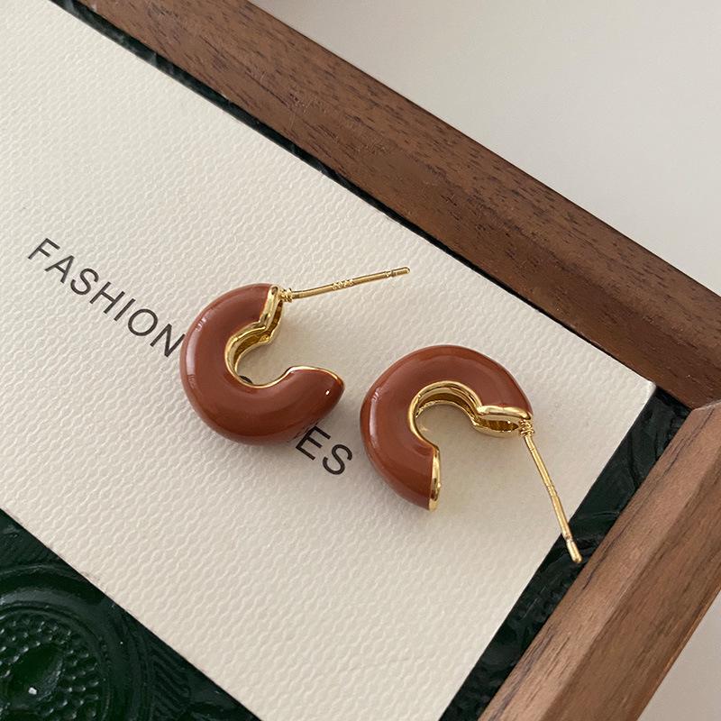 

Angola Red C-Shaped Retro Minimalist Earrings with Drip Glaze