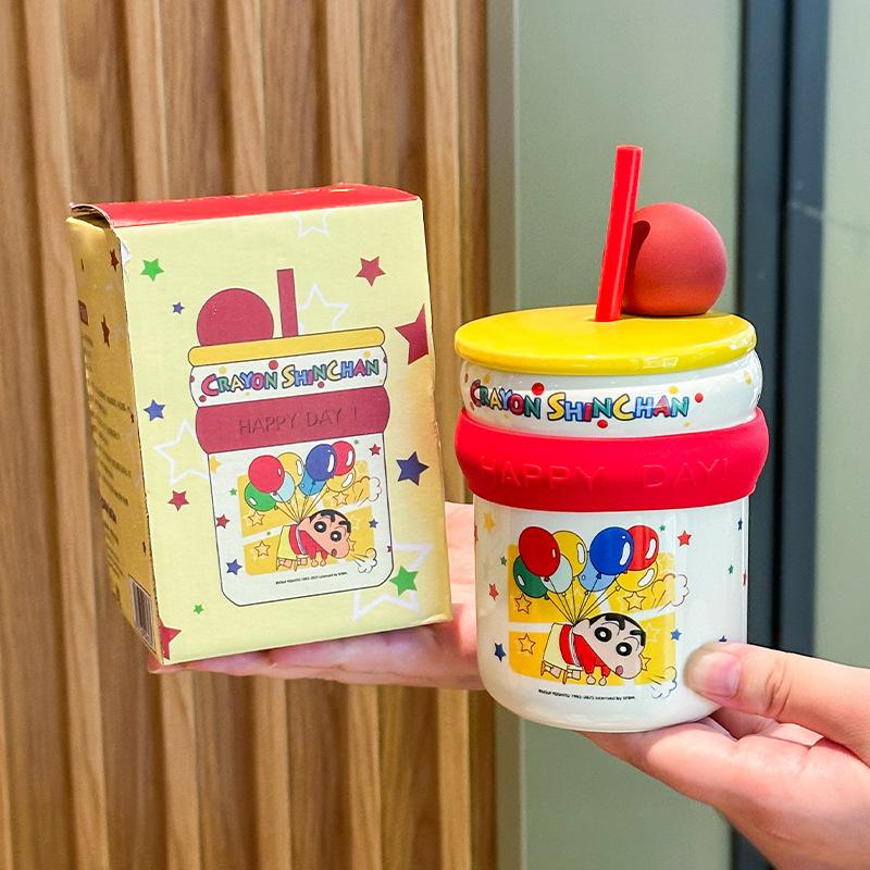 Crayon Xiaoxin Keramiktasse mit Deckel Kinder Strohbecher Niedliche Cartoon Studenten Wassertasse Geburtstagsgeschenkbox