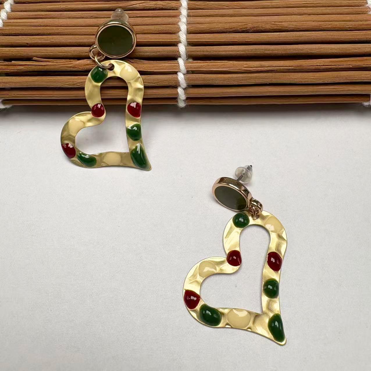 Модные Серьги-Гвоздики Формы Сердца из Железа, Компактные, Изысканные, Универсальные, Премиальные, Нишевый Дизайн