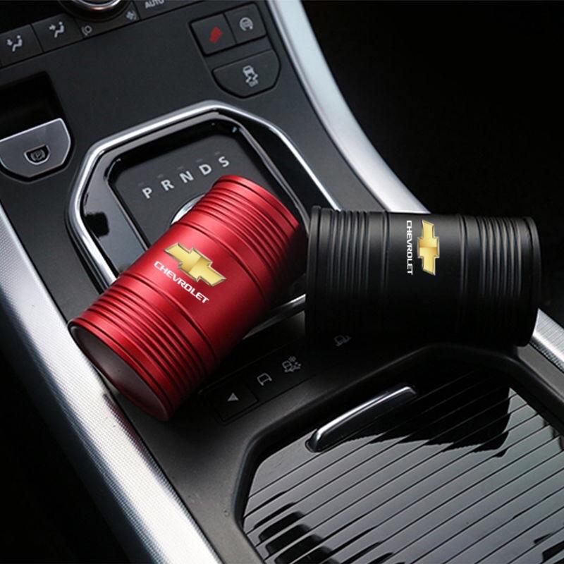 Auto Haus Aschenbecher Ölfass Form Rauch Asche Halter Auto Aufkleber Für Chevrolet SS Z71 RT Captiva Colorado Cruze Spark Malibu Trax