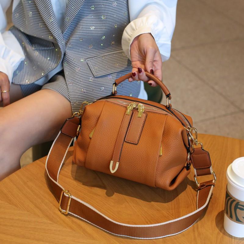

Women s Bag Korean Style All-matching Top-layer Cowhide Contrasting Color Portable Single-shoulder Pillow Soft Leather Motorcycle 23x12x16 золотий коричневий колір