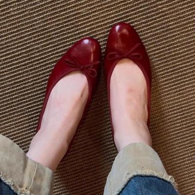 Visual enorme! Couro de ovelha super macio não cansa sapatos de sola fina, bico redondo vermelho retrô com laço, sapatilhas de bico leve com salto interno para aumentar a altura