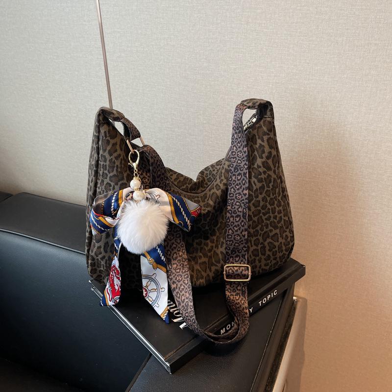 

Leopard print bag women s 2024 new fashionable large-capacity messenger bag versatile student underarm tote bag in class темно-коричневого кольору