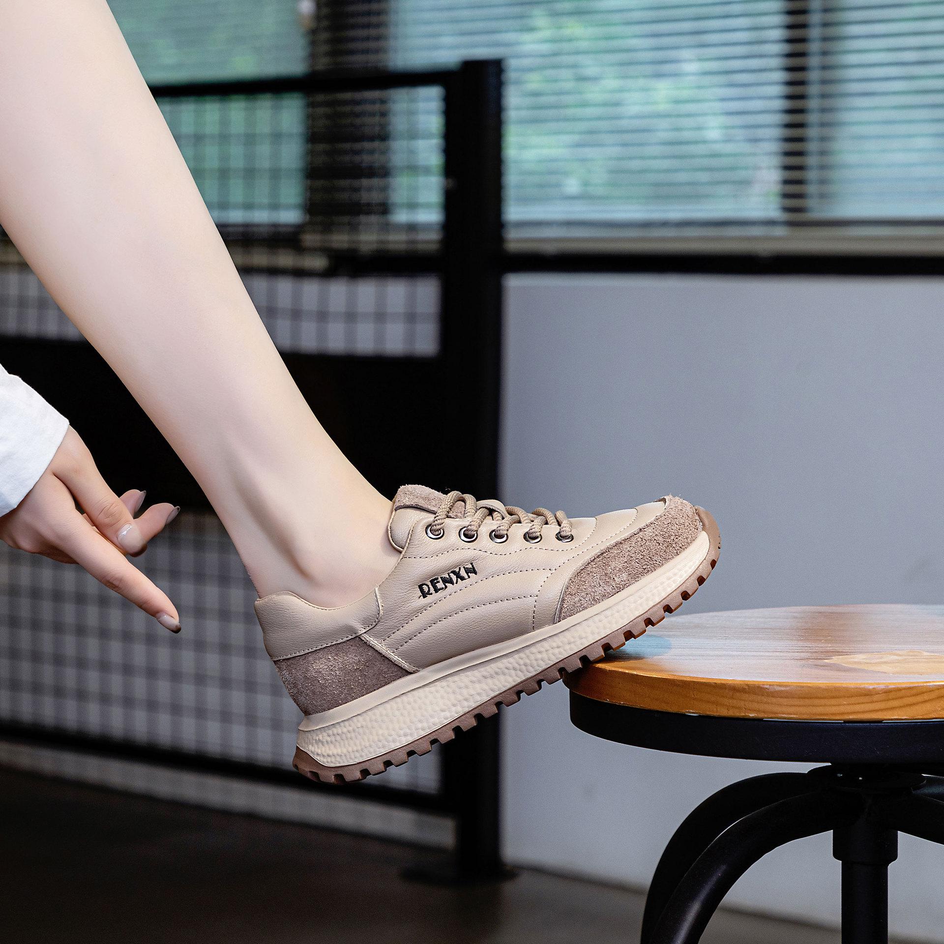 

Женские кроссовки из коровьей кожи осень/зима 2024 года — толстая подошва, универсальная повседневная спортивная обувь 40 абрикосовый