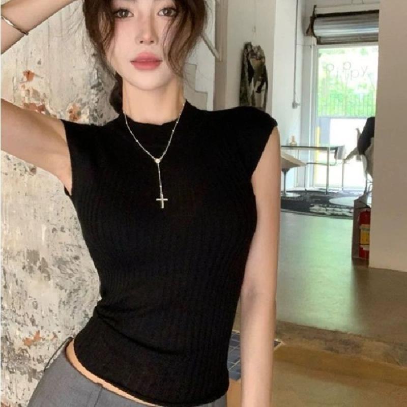 A Simple, Elegant and Fashionable Semi-high Round-neck Knitted Sweater for Women's Early Autumn Short-sleeved, Niche Design Base Layer Top