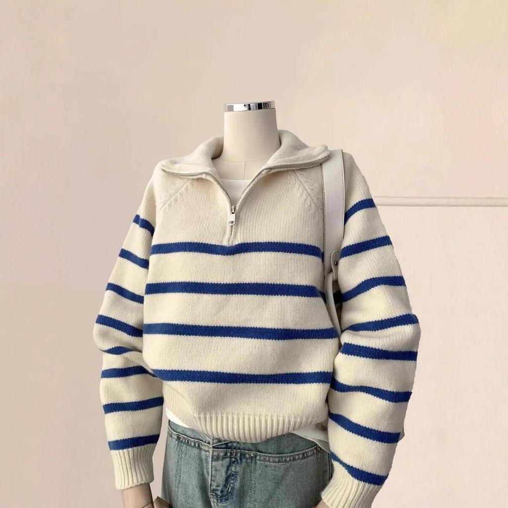 Dámský polo svetr s polovičním zipem z vlny mývala s bílými pruhy