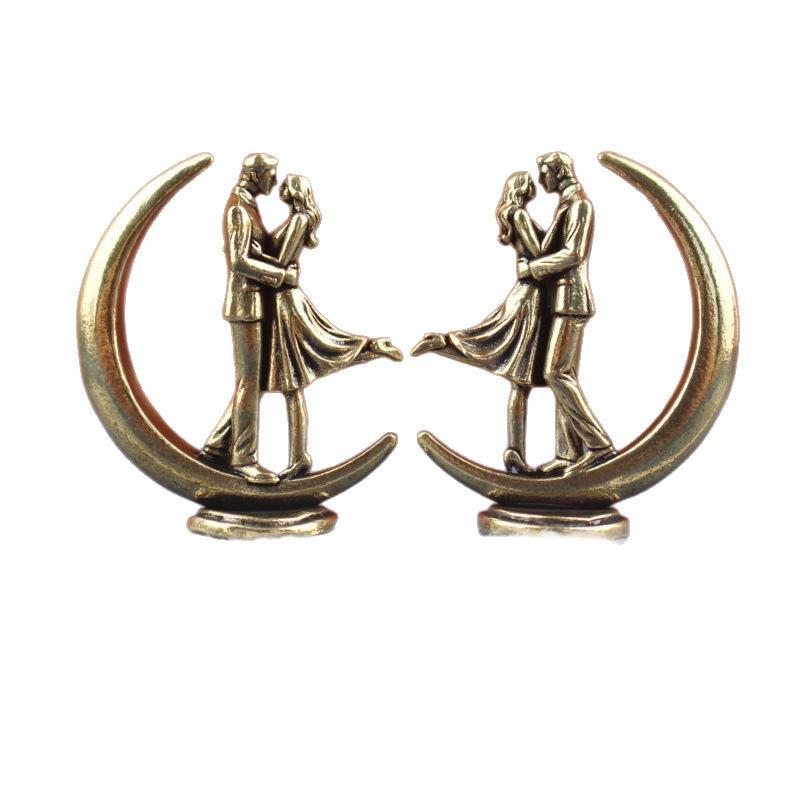 Handcrafted Brass Couple Hugging Statue Nordic Art Figurine Rustic Finish Lover Ornament for Bedroom Nightstand Home Decor