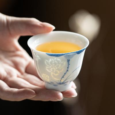 Handgeschilderde Blauw-Witte Theekop Chinese Gongfu Theeservies Porselein Lotus Bamboe Ontwerp Thuisgebruik