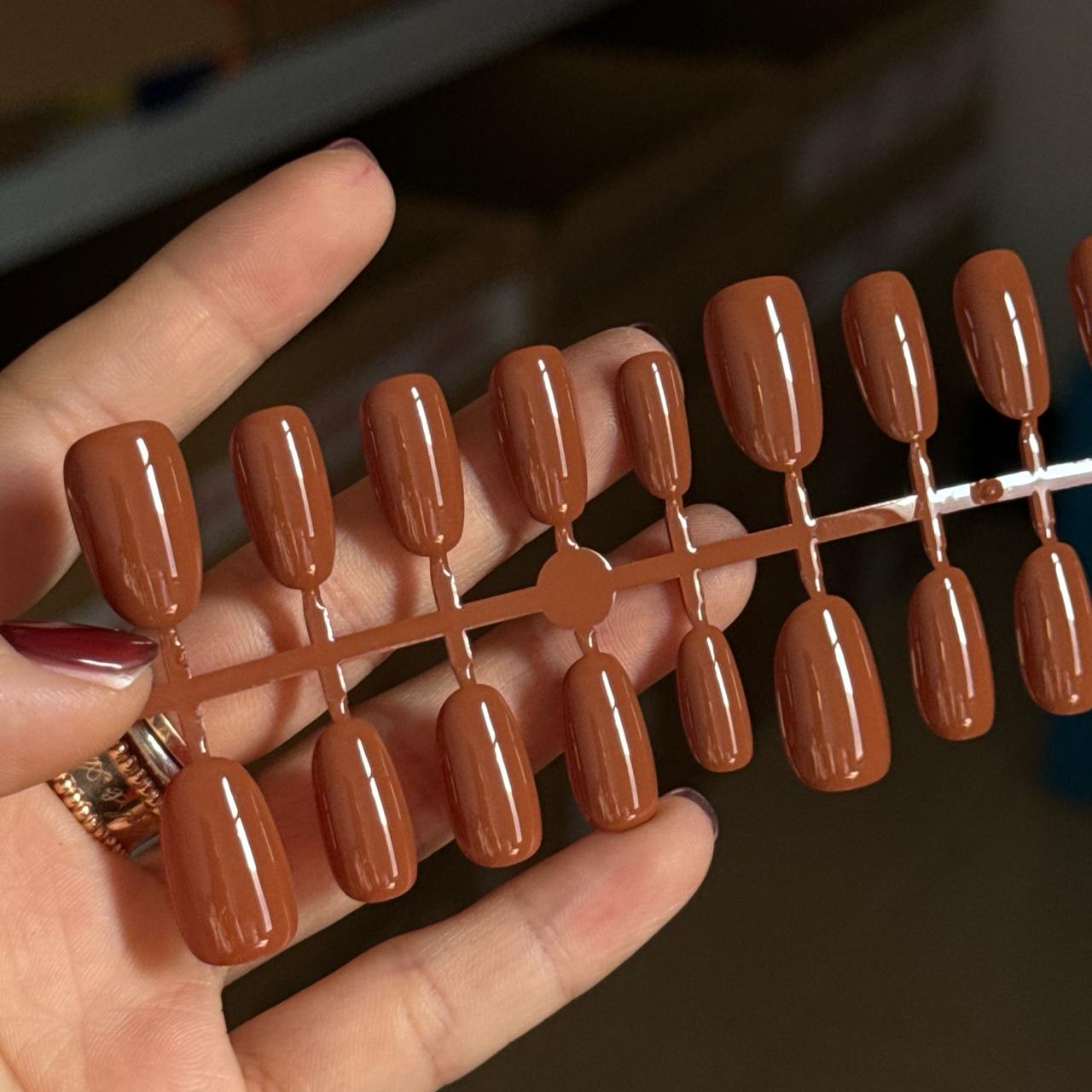 

30 штук накладных ногтей, расписанных вручную: Яркие однотонные цвета, короткие квадратные и овальные кончики