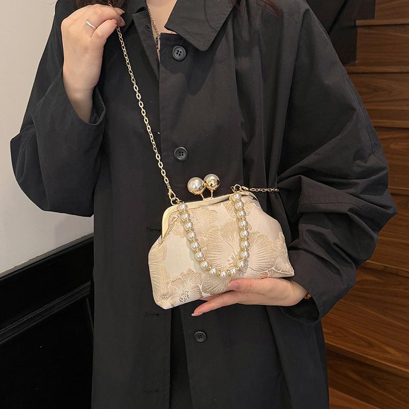 Fashion retro style exquisite embroidery flower imitation pearl chain women's dinner bag versatile shoulder messenger bag
