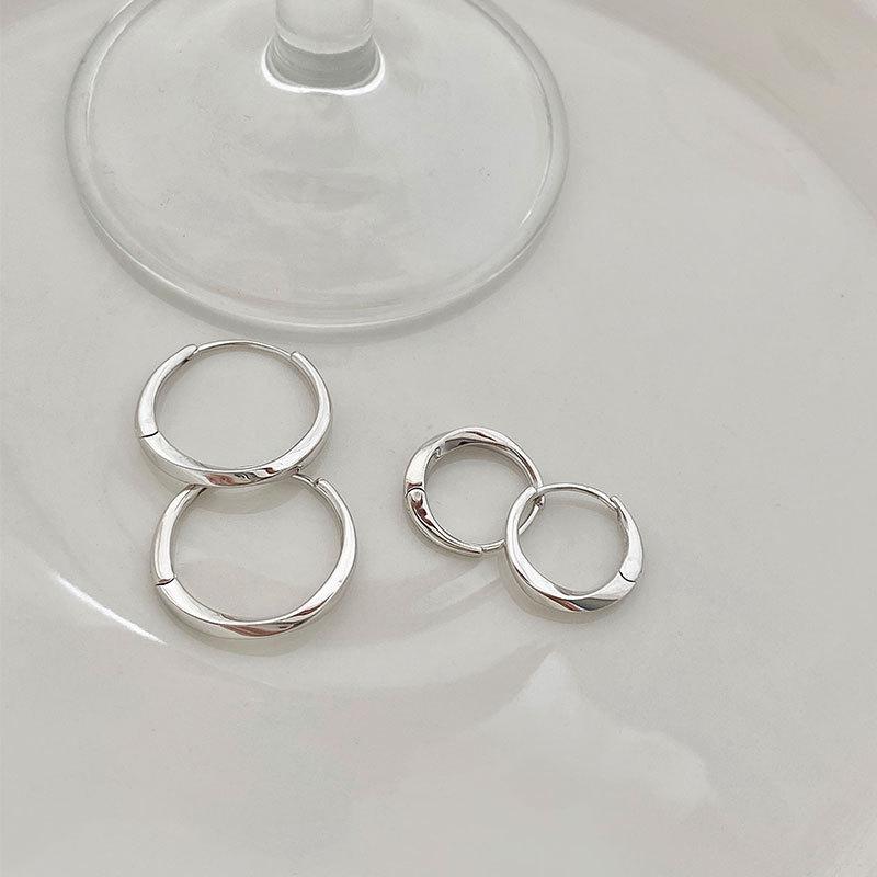 Kolczyki Mobius dla kobiet Proste nieregularne skręcone kolczyki Temperament i zimny styl Design