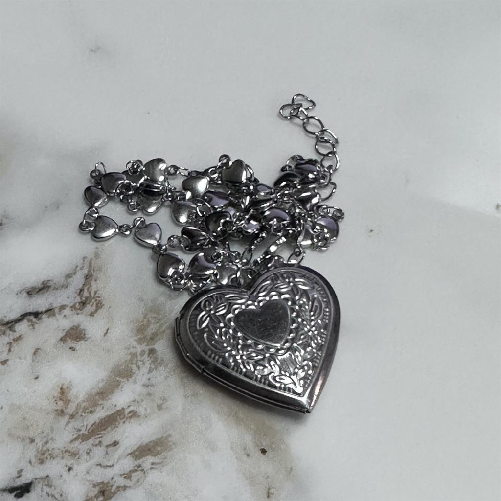 Heart Locket Necklace Intricate Carvings Pendant Necklace Vintage Heart Photo Box Necklace for Fashionable Women Girls