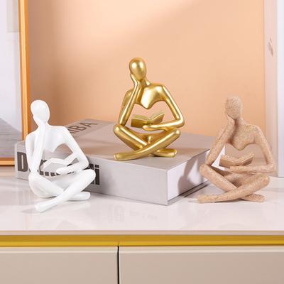 Abstraktes Denker-Harzornament, zarte Farben, feine Texturen, realistische Posen, Wohnzimmer, helle Luxusdekorationen
