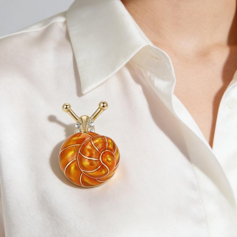 Broche Artístico de Caracol Esmaltado com Técnica de Óleo Gotejante em Base de Liga para Declarações de Moda Personalizadas
