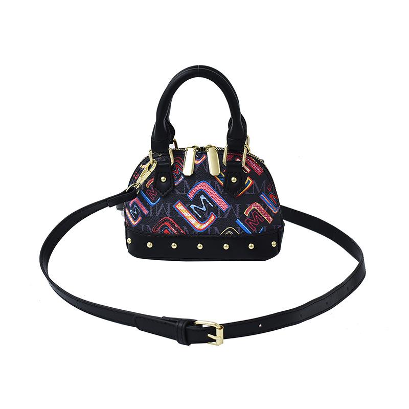 

Мини сумка-ракушка 2025 новая корейская версия модная сумка через плечо с принтом заклепок женская универсальная сумка-мессенджер маленькая квадратная сумка тренд чёрный