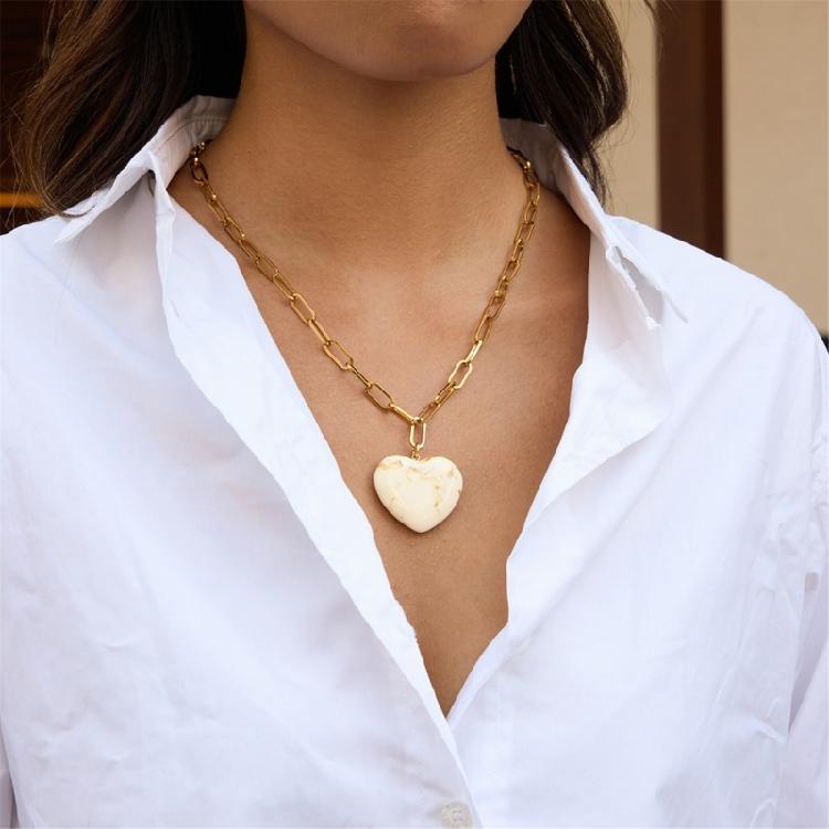 Lightweight Resin Heart Charm Necklace Adjustable Length Chain Simple Elegant Design Unisex Jewelry