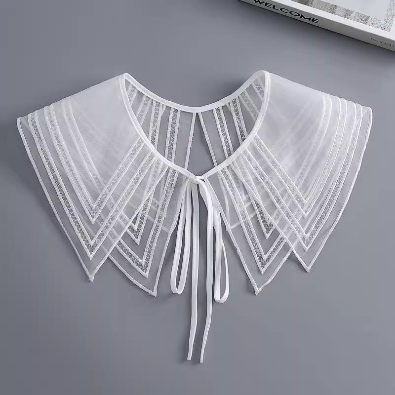 White Retro Hanfu Cloud Shoulder Shawl with Lace Trim & Embroidery for Women