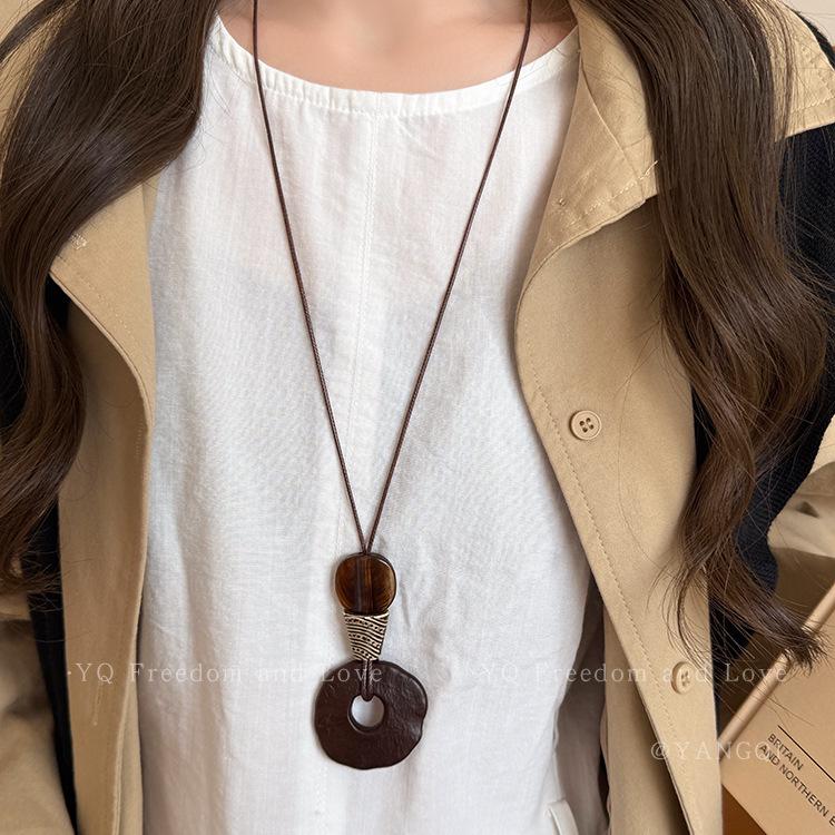 Vintage nieregularny naszyjnik z wisiorkiem - kolor kawy, damski, na długim łańcuszku, dodatek do swetra