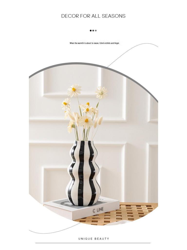 Vase Céramique Minimaliste Nordique à Rayures - Ornement Peint à la Main pour Arrangements Floraux Créatifs dans Décoration d'Intérieur Haut de Gamme.