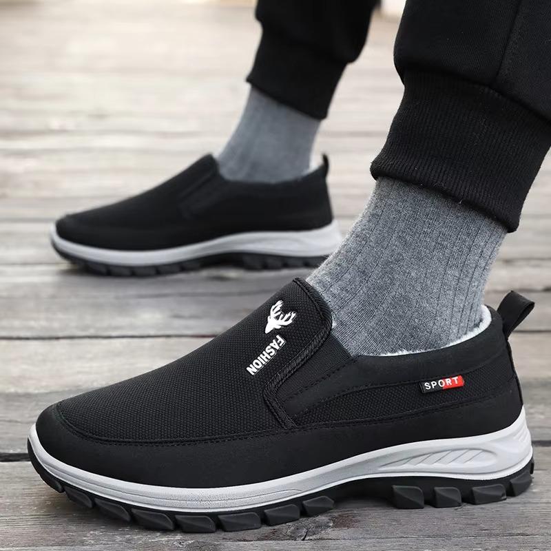 Cotton shoes for men in autumn and winter for outdoor wear. One foot snow boots with thick velvet and lightweight cotton boots