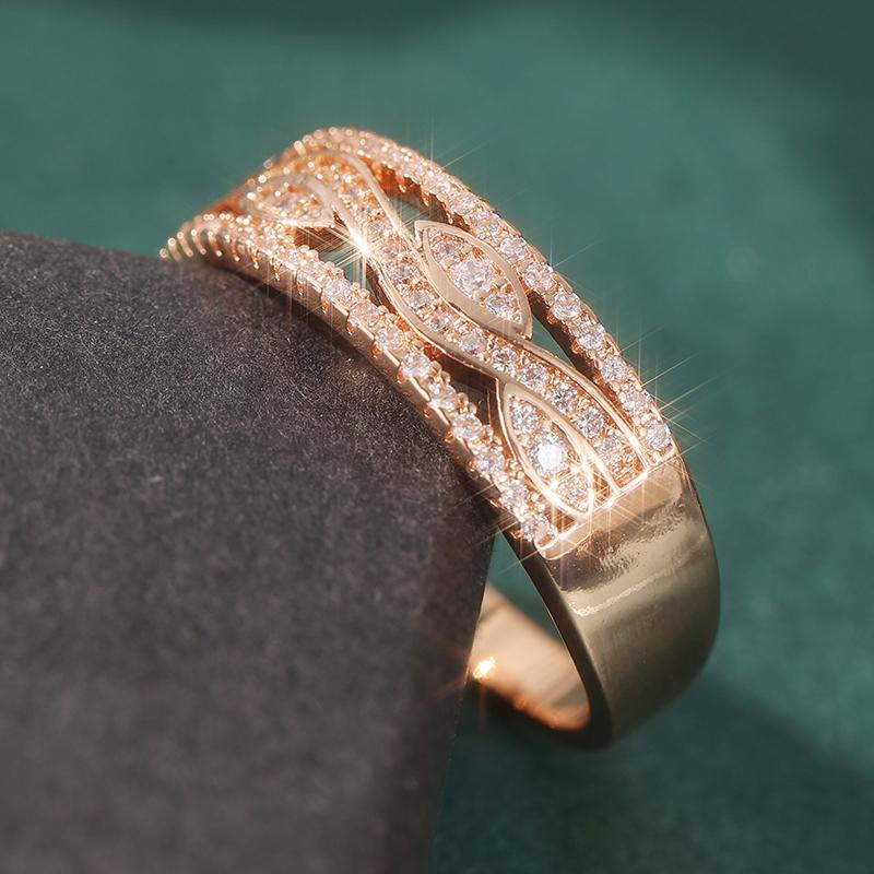 Elegant Classic Hollow Patterned Golden Plated Ring Women Fashion Inlaid Synthetic Zirconia Banquet Wedding Jewelry Accessories