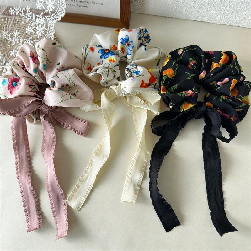 Neues süßes Blumenstoff-Haarband für Damen, Ein kleines und einzigartiges geknotetes Frisuren-Accessoire zum Flechten der Haare.