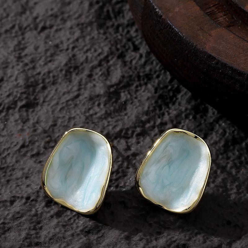

Niche personality design sense arc drop glaze stud earrings temperament advanced sense earrings fashion commuting simple versatile earrings синий