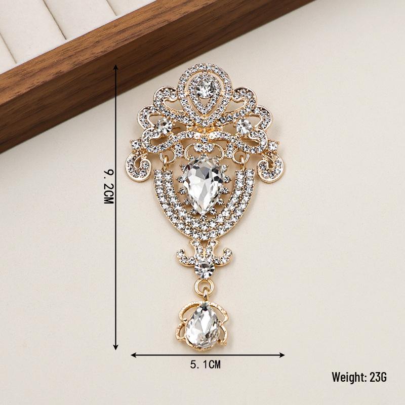 Retro European-American Rhinestone Crown Brooch: Classic Crystal Pin for Women