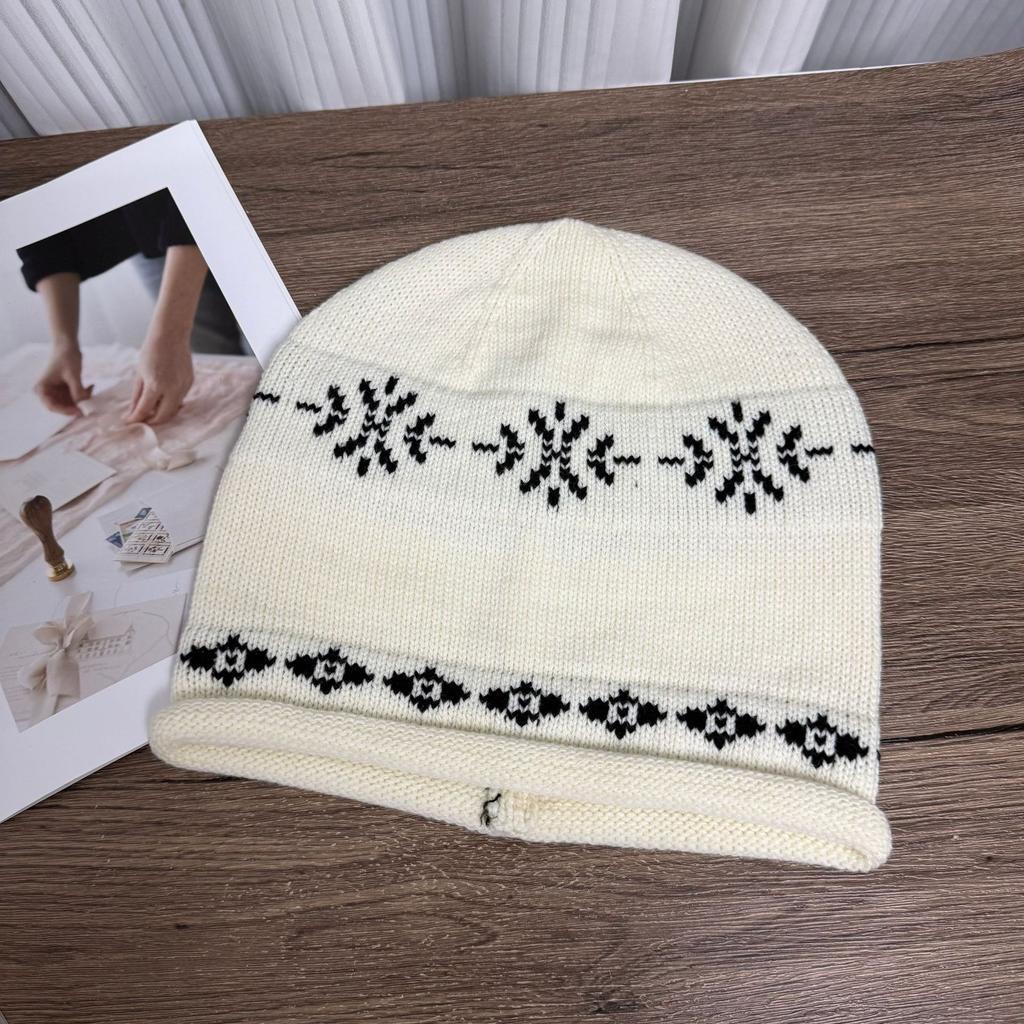 Fashion new knitted hat women's autumn and winter stacking hat versatile face small cold hat loose wool hat