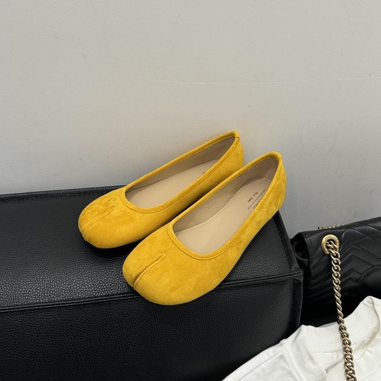 

Flat-soled red single shoes, shallow-mouth women s shoes 2025 spring and autumn new niche design sense, split-toed shoes, one-pedal Doudou shoes 40