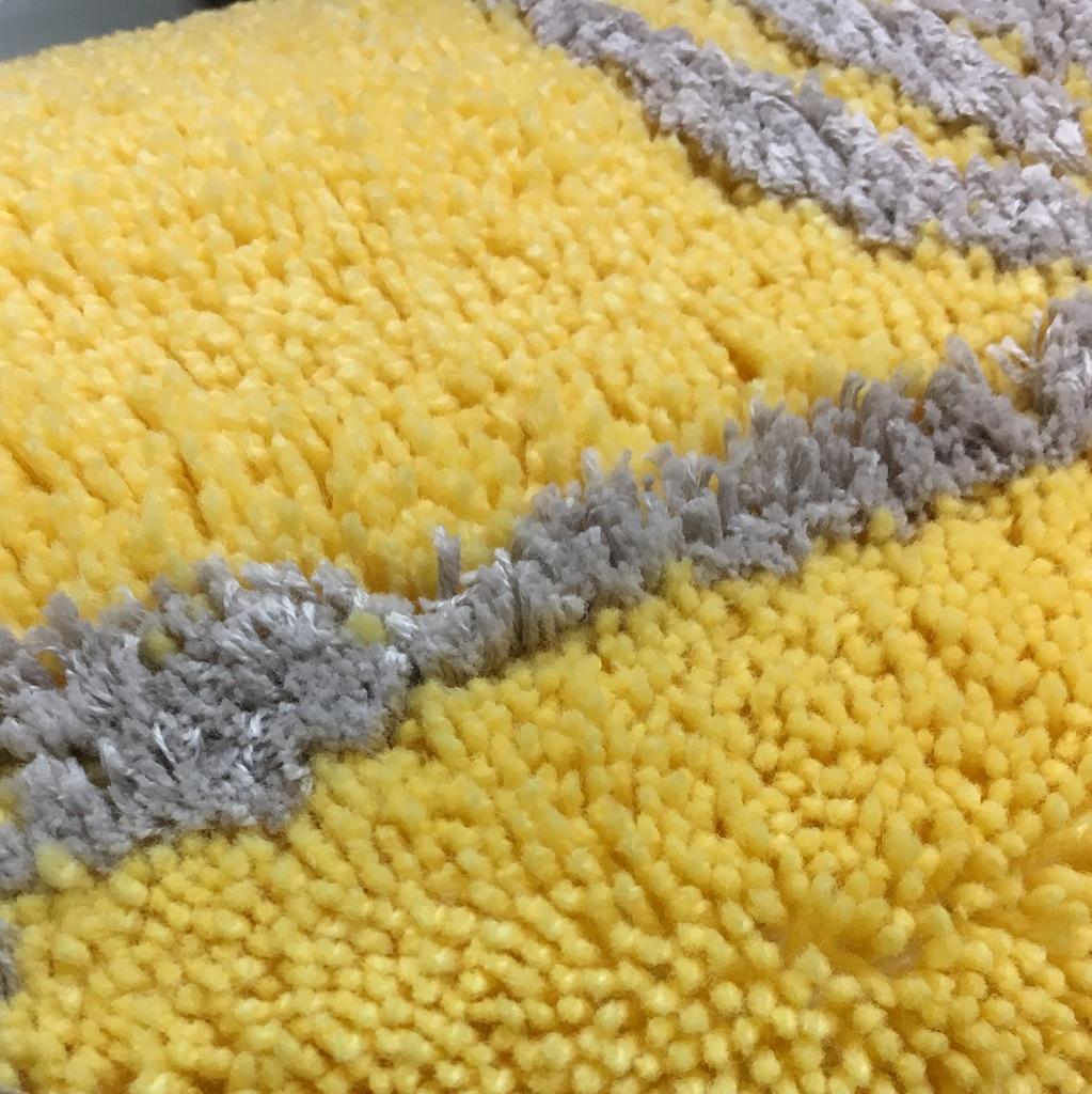 Oka Etoff Gelbes Toilettenmatten-Set, 3-teiliges Set (60x64cm Toilettenmatte + Hausschuhe + Toilettenpapierhalter-Abdeckung), Glücksbringer Gelb, Skandinavisches Design