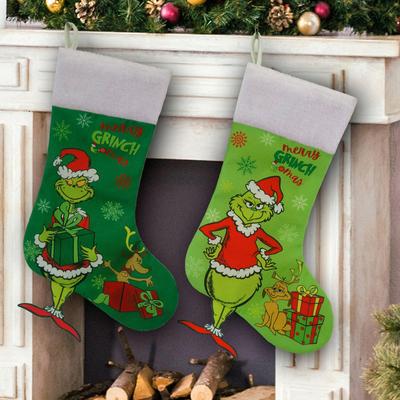 Grinch Vánoční punčocha a sada podložky pod stromeček s potahy na židli a láhev vína