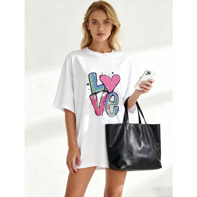 T-shirt à manches courtes pour femmes avec imprimé coloré de lettres "LOVE" style graffiti (Élément Cœur + Accents Étoiles)