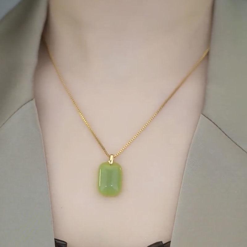 Green Amulet Pendant Niche Minimalist Necklace: Light Luxury Temperament Clavicle Chain, Fashion Versatile Jewelry