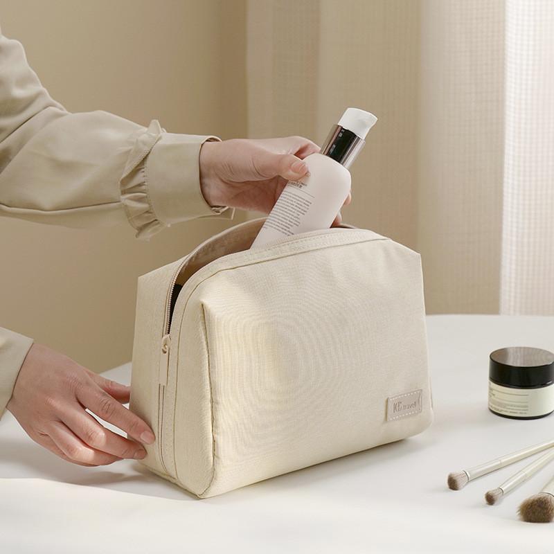 Modern Simplistic Makeup Bag With Waterproof Polyester For Travel And Cosmetics Storage