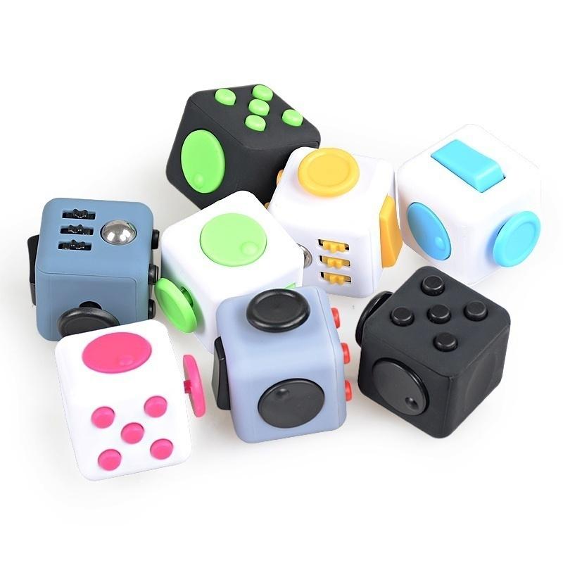 Creative Cube Stress Avslappningsleksaker Mini Magic Cube Skrivbord Rolig leksak med reducerat tryck för flickor Pojkar