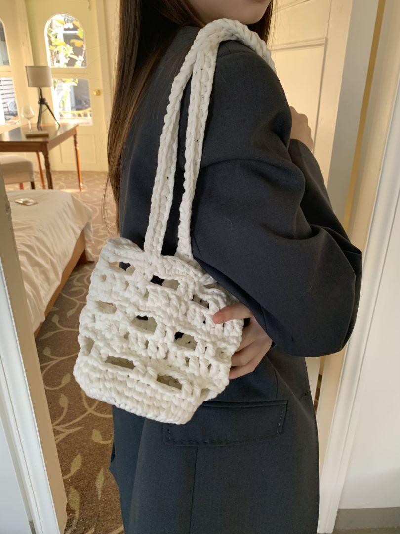 

2024 новая сумка из ветрового материала ручной работы Сумка Hyunya из ветрового материала, связанная крючком, сопровождающая чистую ручную весеннюю сумку через плечо белый