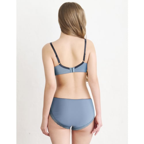 Wacoal Women's PRA153 Panties (KO) - Pair with the BRB453 Minimizing Bra. Comfortable Fit with a Comfortable Instep.
