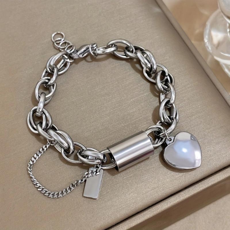 

Europe and The United States Fashion Chain Love Pendant Bracelet Men and Women Personality Classic Accessories