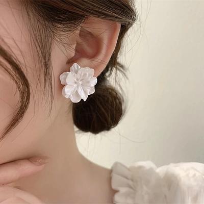 Brincos Acrílicos Dobrados Laterais Encantadores Doces Florais para Meninas Estilo Japonês Joia de Orelha Brincos de Tarraxa com Flor Branca para Mulheres