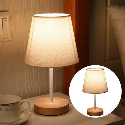 Lámpara de noche de dormitorio decorativa nórdica de tela de madera maciza Lámpara de noche pequeña con control remoto creativa simple Lámpara de noche LED de ahorro de energía